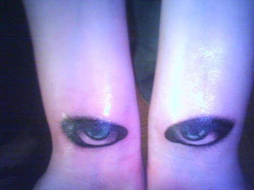 Tattoo mit Augen an den Handgelenke