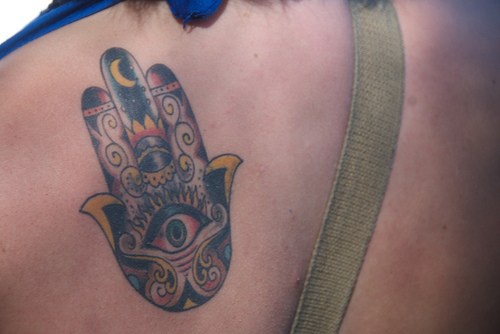Tatuaje a color de Hamsa
