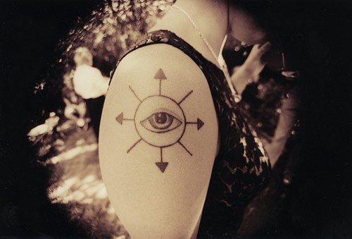 Tatuaje de ojos con círculo con flechas