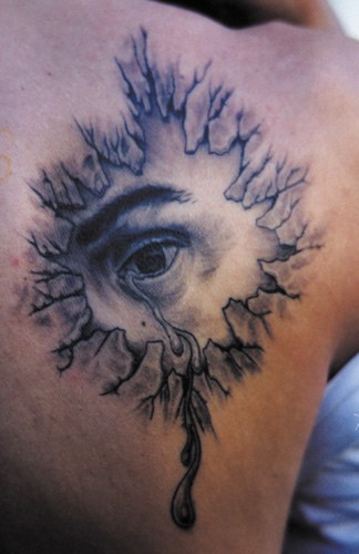 Tatuaje de un ojo llorando en una piel