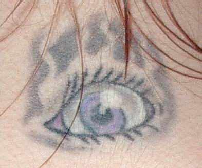 Le tatouage d’œil de femme effrayée