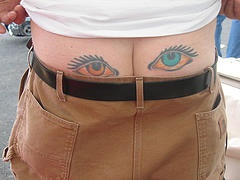 Le tatouage des yeux colorés sur les fesses