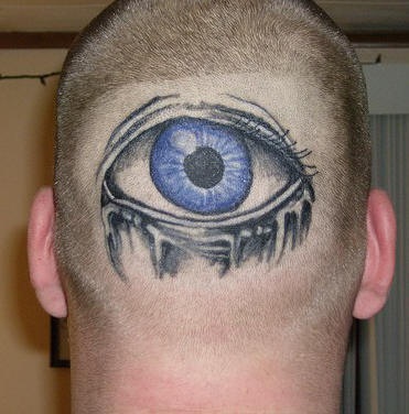 Tatuaje en nuca de un ojo