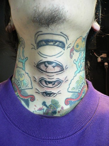 Tatuaje en cuatro ojos en garganta