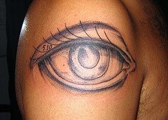 realistico occhio femminile tatuaggio