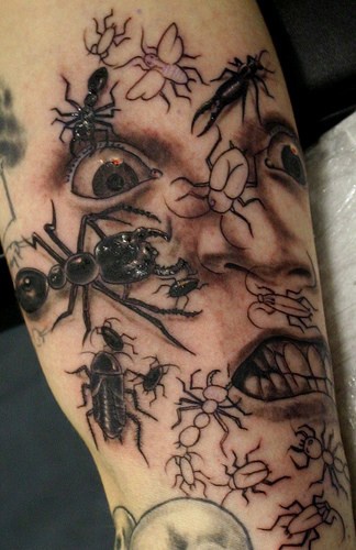 impaurito viso con insetti tatuaggio