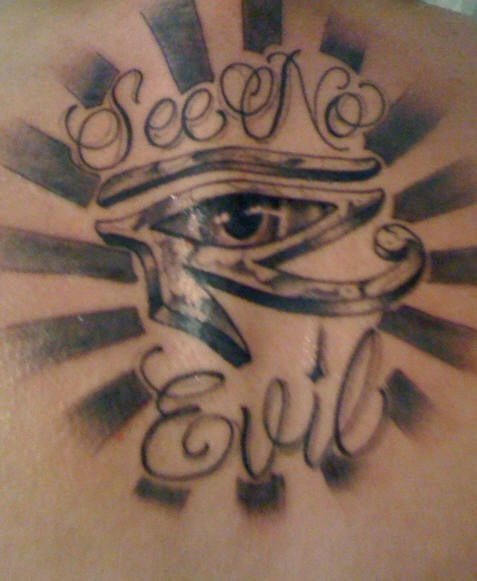 Auge des Re mit Inschrift &quotSee no evil" Tattoo