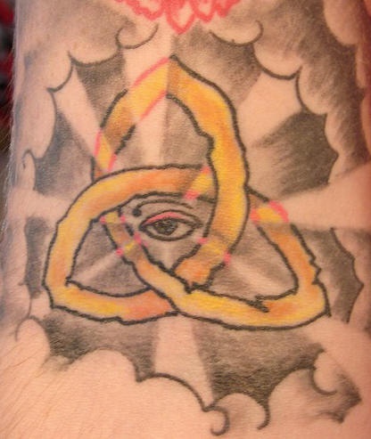 Le tatouage d’œil omniscient avec le symbole de trinité