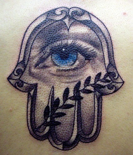 Tatuaje hamsa con un ojo realístico