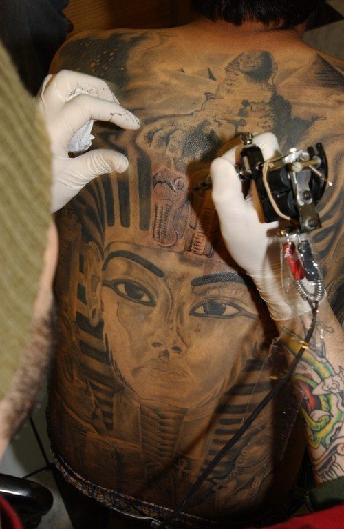 Tatuaje negro a toda espalda cara de un faraón