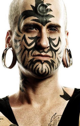 Tattoo von schwarzen welligen Streifen auf dem Gesicht