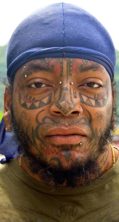 Tatuaggio aggressivo sulla faccia