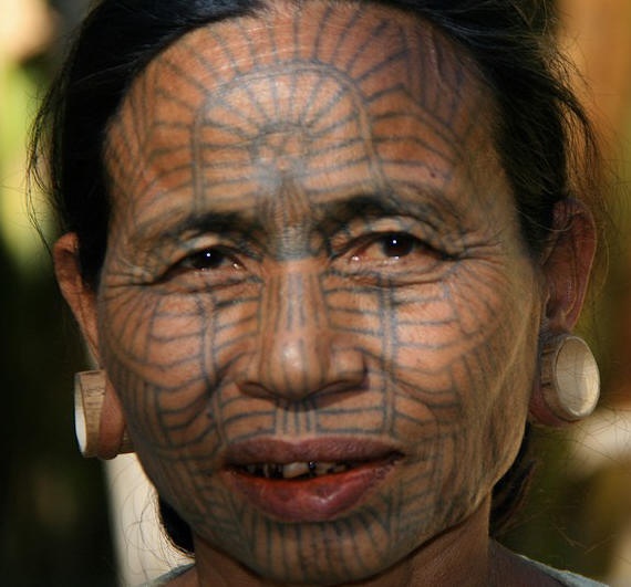 La rete tatuata sulla faccia
