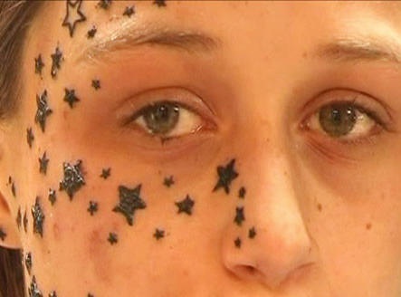 Muchas pequeñas estrellas tatuados en un parte de la cara