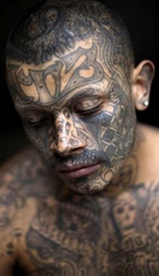 Tatuaggio sulla testa in stile tribale