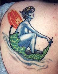 Tatuaje a color de una elfa en hoja