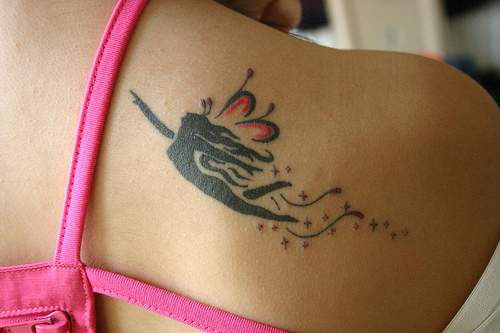 fata volante silhouette tatuaggio sulla spalla