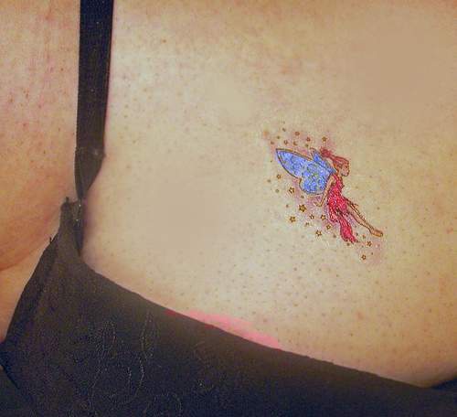 Tatuaje de una hada pequeña en pecho
