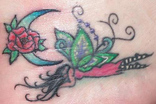 fata con mezzaluna blu e rosa tatuaggio colorato