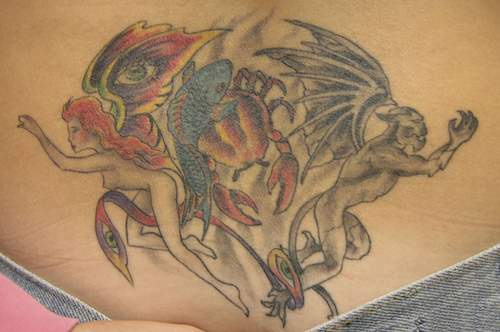 Tatuaje a color de hada y un demonio