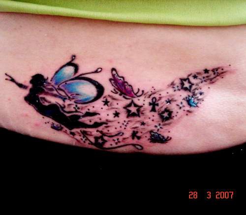 fata volante con stelle e farfalle traceri tatuaggio