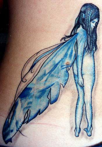 Tatuaje de una hada pequeña azul con alas