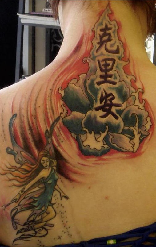 El tatuaje de una hada con una flor de loto con jeroglificos chinos en color