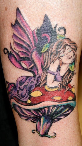 Tatuaje en la pierna, chica con alas está en la seta