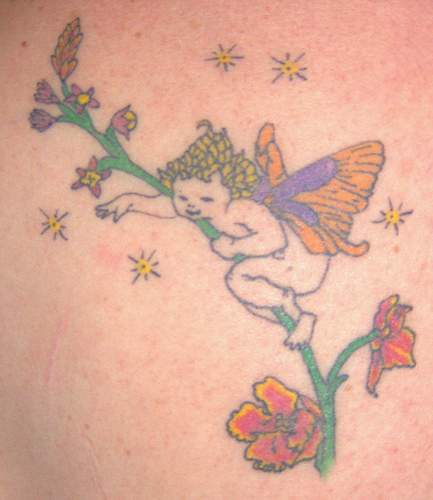 Kleine Fee kriecht auf Blume Tattoo