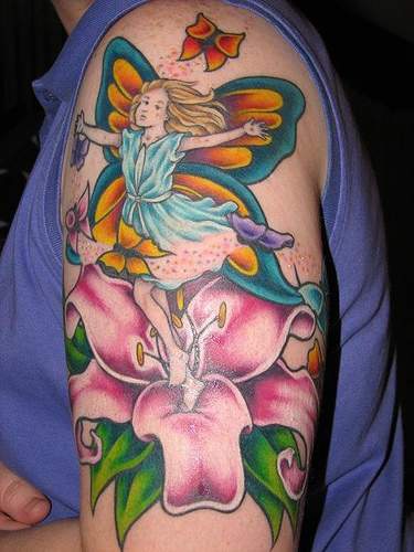 Tatuaje multicolor de una hada sobre flores