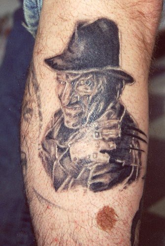 El tatuaje de Freddy Krueger en color negro hecho en la pierna