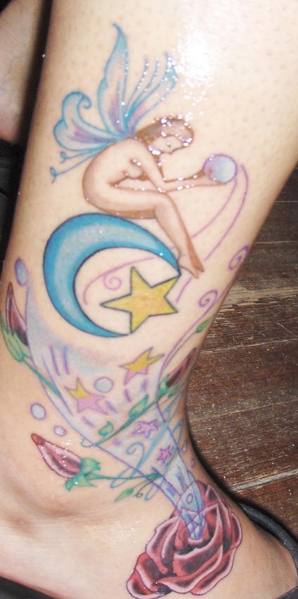 Tatuaje de hada en luna, estrellas de una rosa
