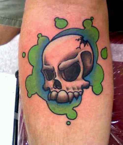 Tatuaje de una calavera con colores verde azul cerca