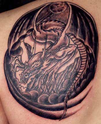 Fantastischer Drache schwarze Tinte Tattoo