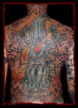 Tatuaje por toda espalda de una deidad surrealista