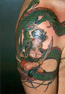 donna pirata con drago marino tatuaggio