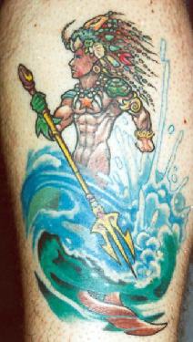 Poseidon im Ozean farbiges Tattoo