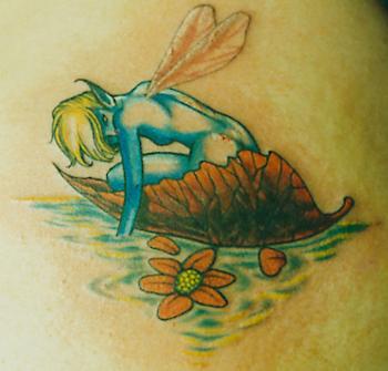 Le tatouage de fée bleue flottant sur une feuille tombée