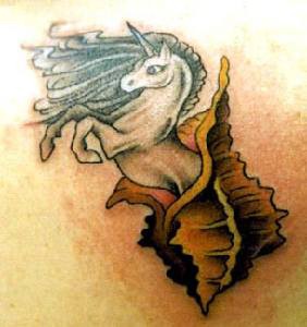 Tatuaje de unicornio saliendo de concha