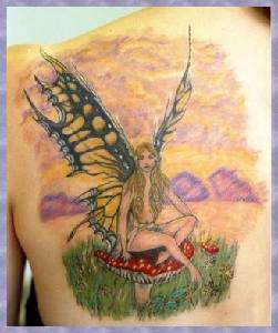 Tatuaje de paisaje con una hada en amanita
