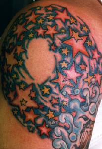 Le tatouage de parade d"étoiles en couleur