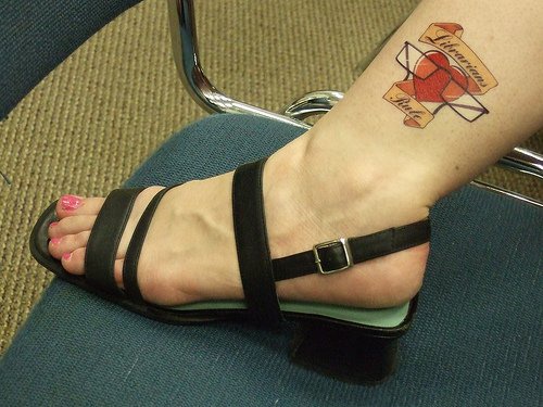 Tattoo vom Herzchen mit Brille in der Knöchelgegend für Frauen