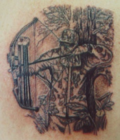 el tatuaje realista de un cazador con un arco