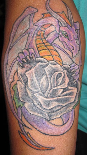 tatuaje de dragón morado con una rosa negra