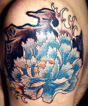 asiatico fiore blu in mare aggitato tatuaggio