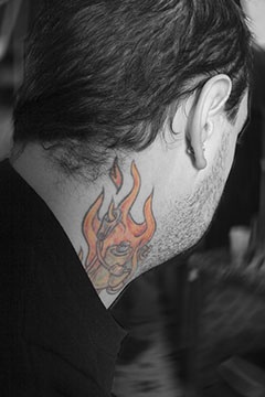 Tatuaje de rosa en fuego en cuello