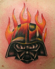 Tatuaje cabeza de Darth Vader en fuego