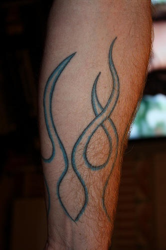 silueta di fiamme sulla gamba tatuaggio