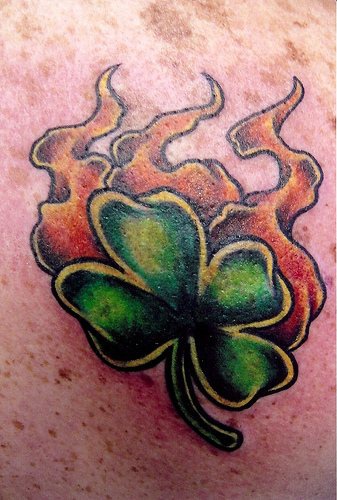 quadrifoglio in fiamme tatuaggio