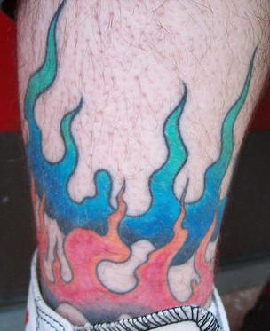 blu e rosso fiamme sulla gamba tatuaggio